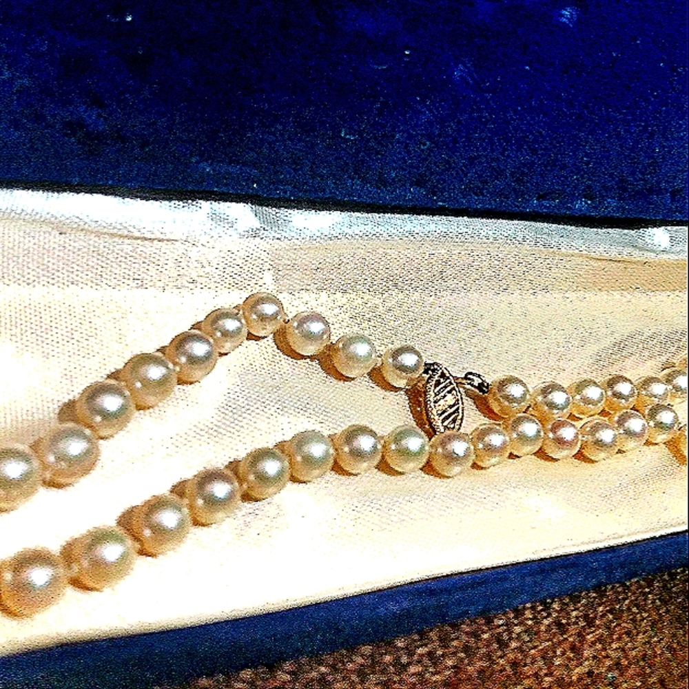 Vintage pearl necklace